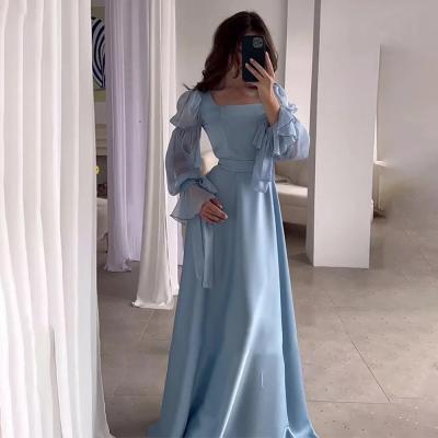 فستان نسائي من الساتان بأكمام منفوخة وياقة مربعة